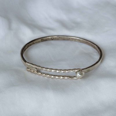 Pulsera rígida con cierre trenzado