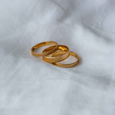 Anillo Pipa, tres anillos sueltos de 2+2+3 de ancho con distintas texturas (púlido, mate, martele) para combinarlos a tu gusto (disponible en plata)
