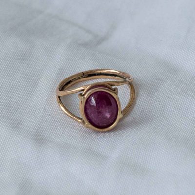 Anillo RUBÍ en aro doble de oro con garra invertida
