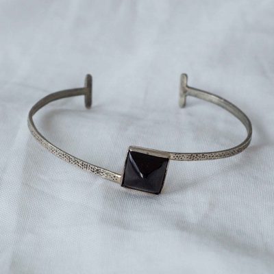 Pulsera cabujón de AZABACHE tipo clavo con aro rígido martelé