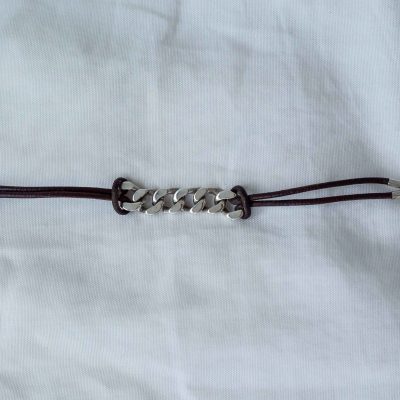 Pulsera de eslabón tradicional montada en cuero doble con cierre tanque