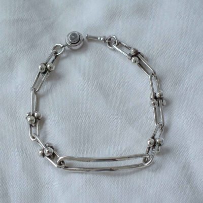 Pulsera de eslabones en U y bolitas con eslabón gigante