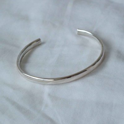 Pulsera rígida biconvexa